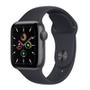 Apple Watch SE 40MM GPS, Case de Alumínio Cinza Espacial, Sport Band Preto O Apple Watch SE 40MM GPS tem bússola integrada e informações de elevação e