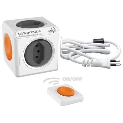 O multiplicador de tomadas PowerCube Remote Extended PWC-XM4CR da ELG possui botão liga/desliga emborrachado e um exclusivo controle remoto PowerRemot