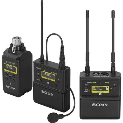 O Sistema Wireless Sony UWP-D26 de Microfone de Lapela Sem Fio 2 Transmissores e Montagem em Câmera (UC25: 536 to 608 MHz) é um sistema de microfone c