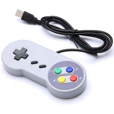 Controle retrô com conexão USB para usar em jogos no computador. Conecte o cabo USB e divirta-se! Plug and Play, sem drivers extras necessários.   O c