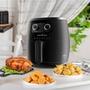 Fritadeira Air Fryer Sem Óleo Britânia BFR22PG   Aproveite toda a praticidade da Air Fryer Britânia BFR22PG Gold Coated 6L 1500W para preparar as mais