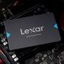 SSD Lexar 960GB Sata, Leitura 550MB/s, 2.5"   Aumente o desempenho do seu sistema com o SSD Lexar NQ100 2,5″ SATA III (6 Gb/s). Essa atualização simpl