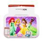 Carregue o seu dsi ou ds lite com muito estilo com a bolsa porta 3ds princesas disney - princesas. Com espaço para 3 games ds, possui interior macio e