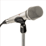 O microfone neumann kms 104 plus é um microfone de mão dinâmico de alta qualidade, projetado para performances vocais ao vivo em palcos e estúdios. Su