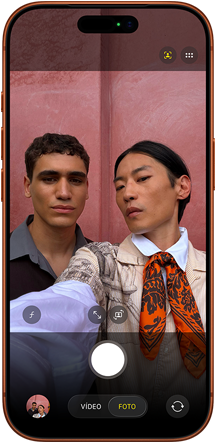 Parte da frente do iPhone 17 Pro com o recurso Palco Central para fotos