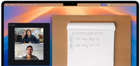 Uma chamada de vídeo ativa do Zoom no MacBook Air usando o recurso Visualização da Mesa, que adiciona uma visualização do espaço de trabalho da pessoa à chamada de vídeo.